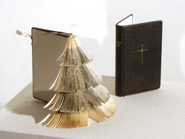 Bella immagine con albero di Natale costruito con la Bibbia da condividere su Facebook e WhatsApp