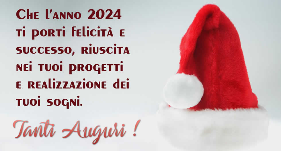 Foto con un grosso cappello di Babbo Natale e biglietto di auguri con messaggio: Che l’anno 2025 ti porti felicità e successo, riuscita nei tuoi progetti e realizzazione dei tuoi sogni.