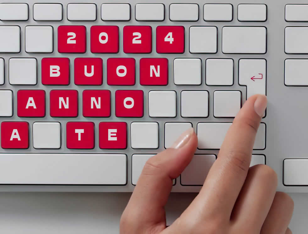 Immagine di una tastiera di computer con i tasti in rosso e testo 2025 buon anno a te